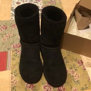 UGG W Classic SHORT II 1016223 W/BLK size 9